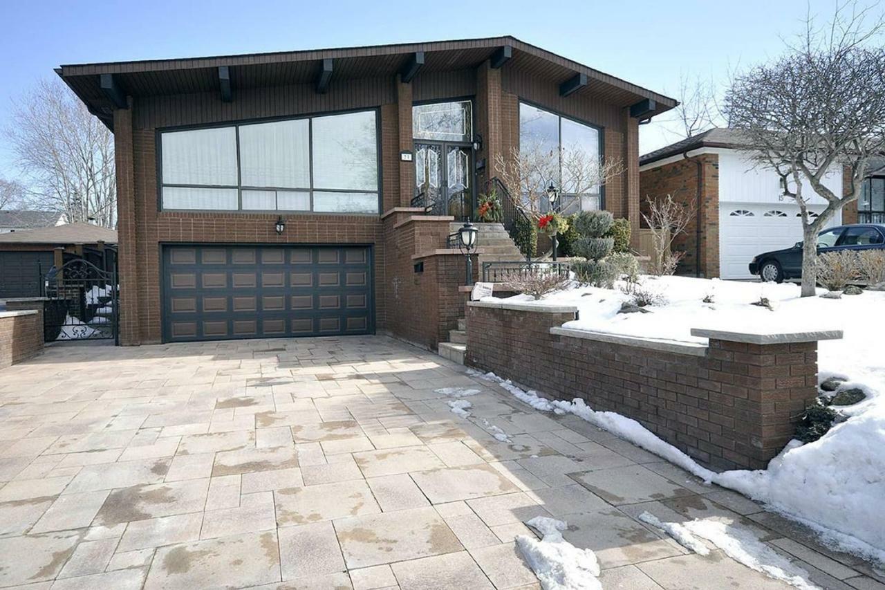 A Stunning Chalet Style Home Toronto Exterior photo